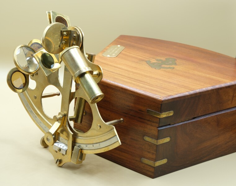 E235 - SEXTANT, MADE IN INDIA, 21ST CENTURY, REAR OBLIQUE VIEW (Image 1812b)