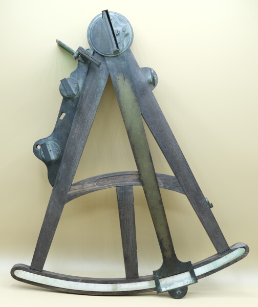 E235 - OCTANT, ENGLISH, EARLY 19TH CENTURY, FRONTAL VIEW (Image 1816b)