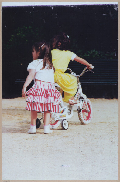 Filles à vélo, Parc Monceau, 75008, Paris.