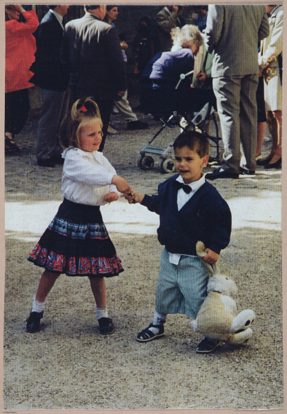 Post wedding sibling squabble, à L'église d'Auvers-sur-Oise, France